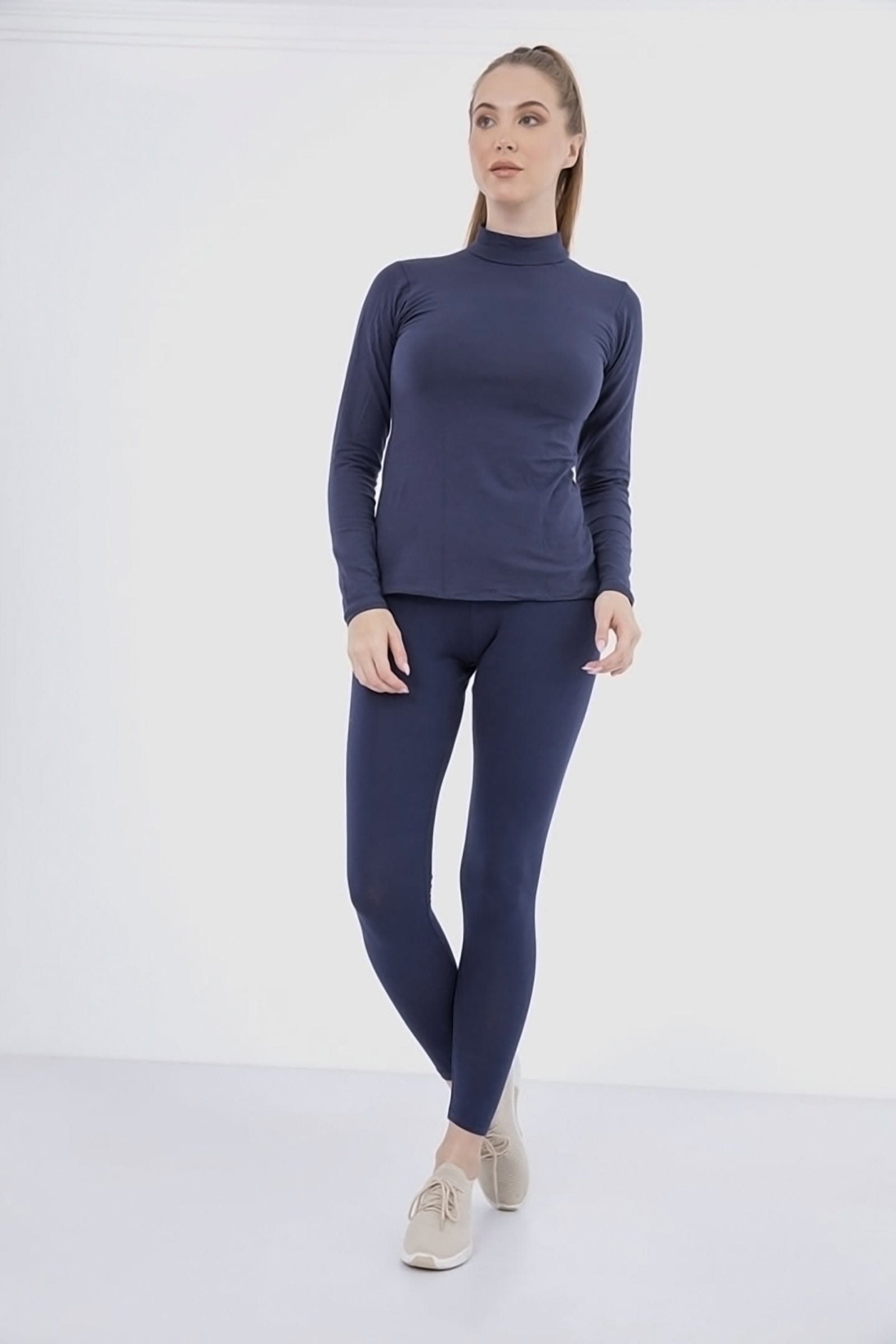 كارينا بلوزة سادة بأكمام طويلة بياقة عالية