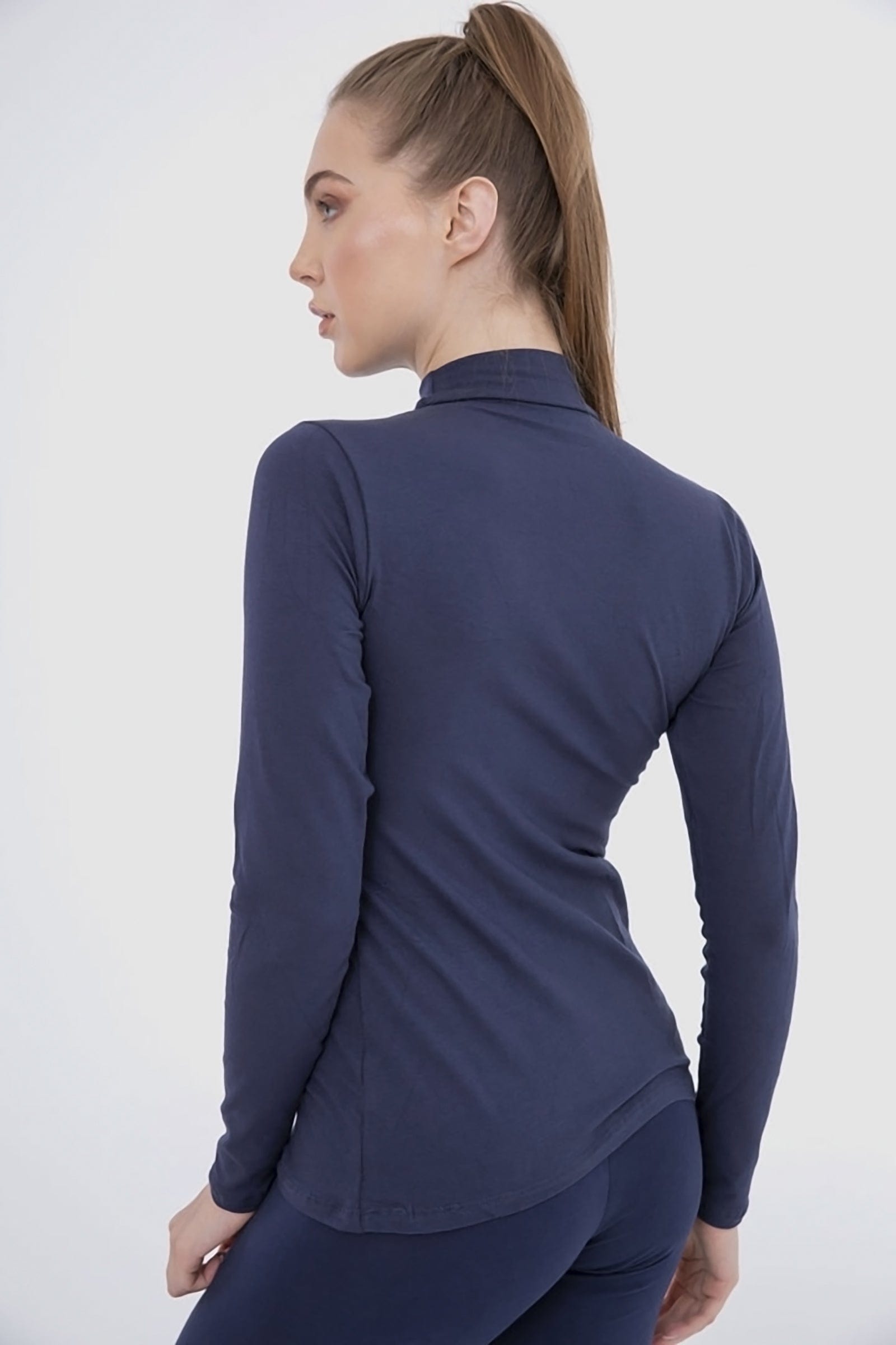 كارينا بلوزة سادة بأكمام طويلة بياقة عالية