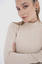 كارينا بلوزة سادة بأكمام طويلة بياقة عالية