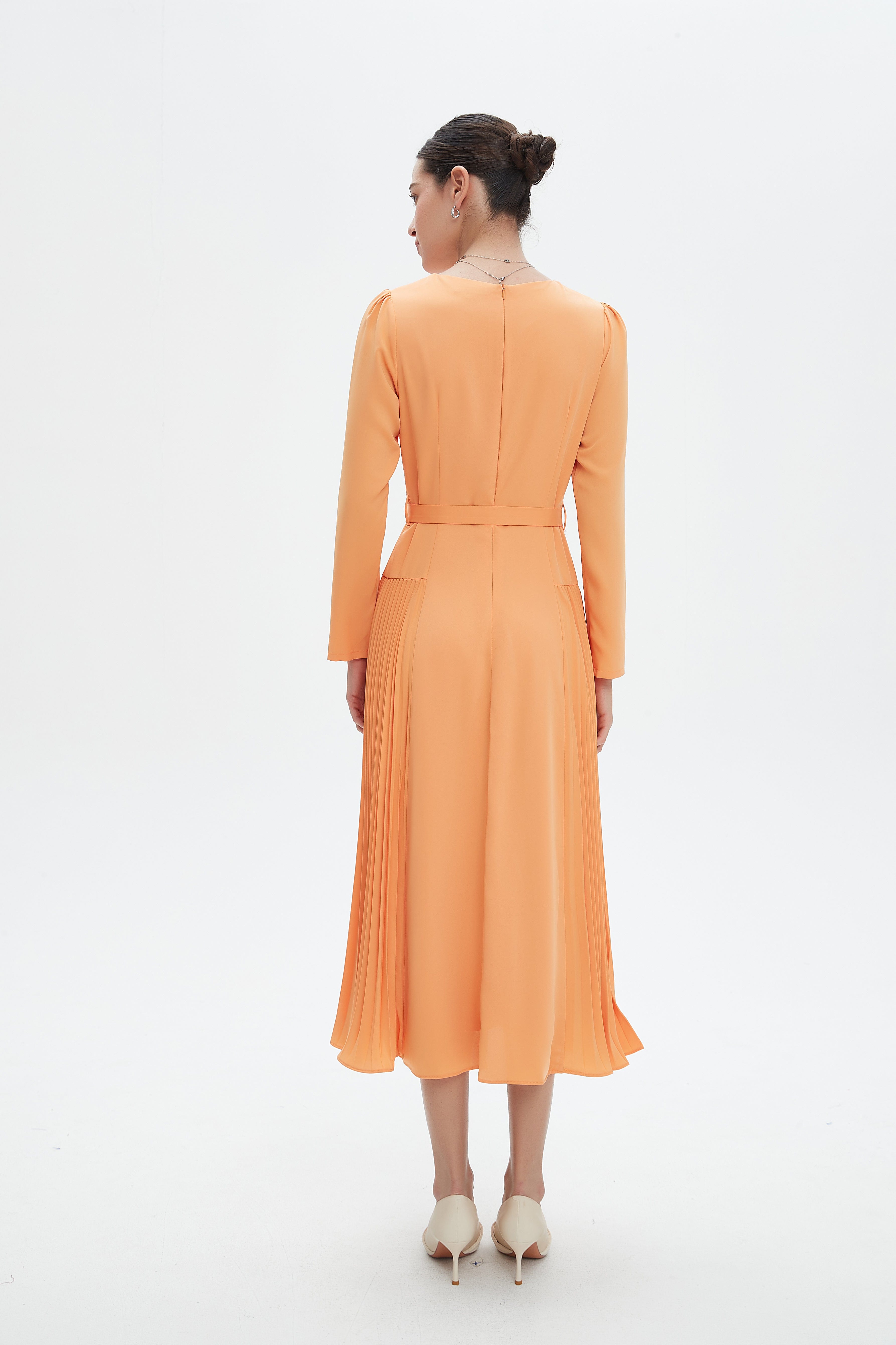 نتشي فستان ميدي سادة بليسية من الأسفل وحزام علي الخصر