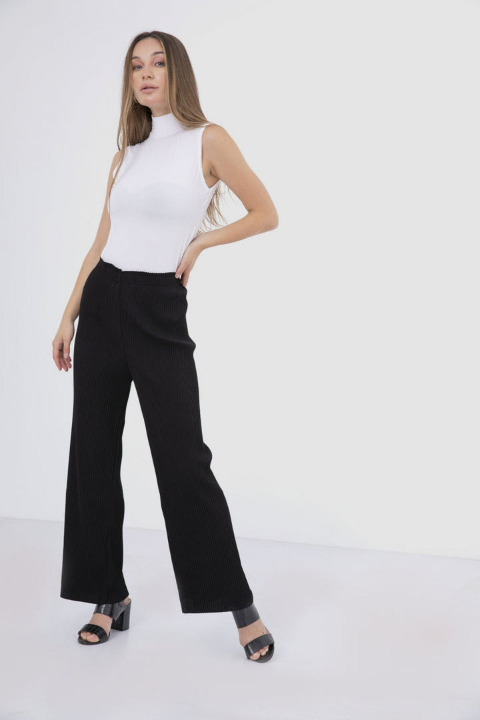 كارينا بلوزة سادة بدون أكمام بياقة عالية