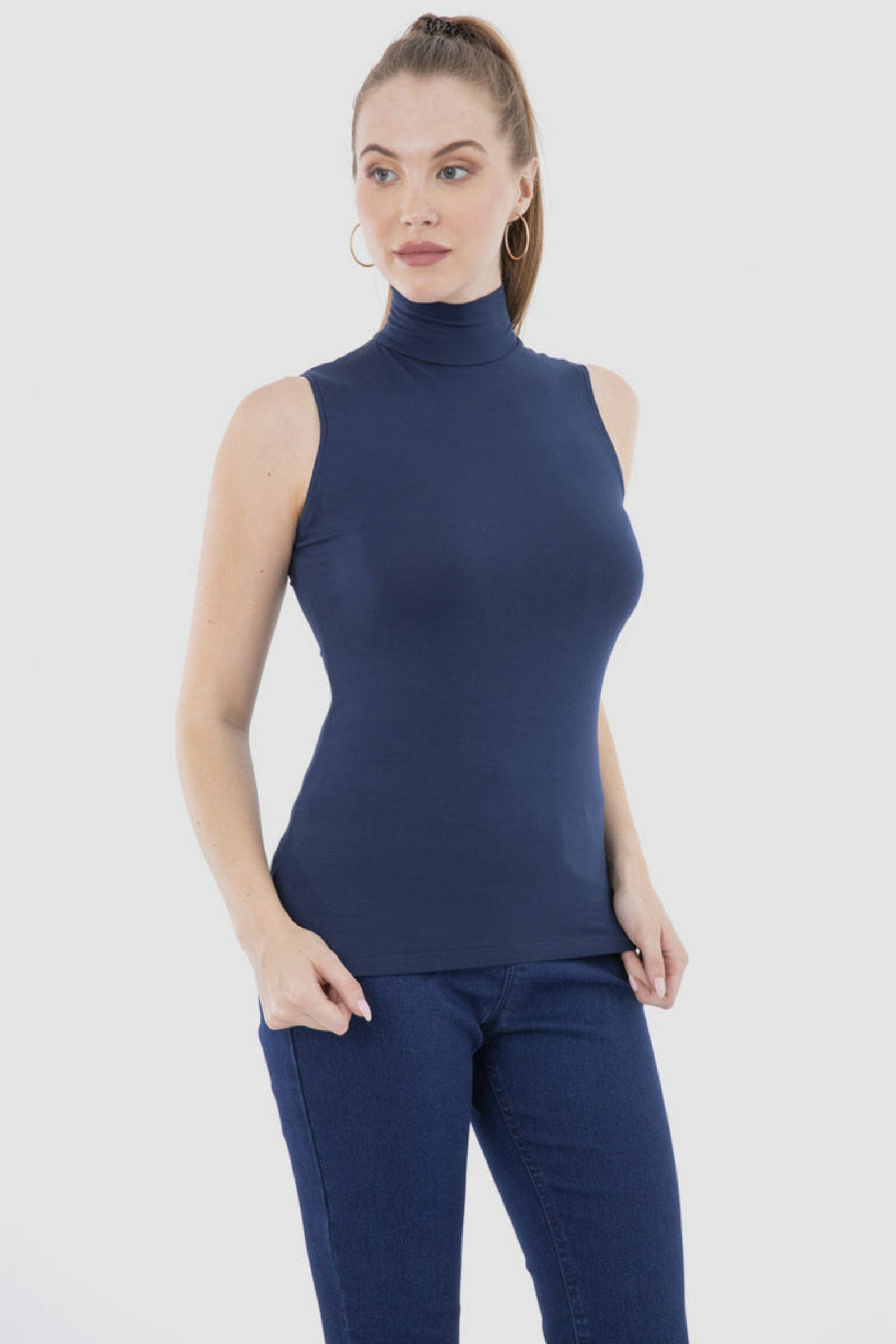 كارينا بلوزة سادة بدون أكمام بياقة عالية