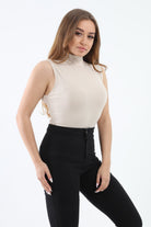 كارينا بلوزة سادة بدون أكمام بياقة عالية