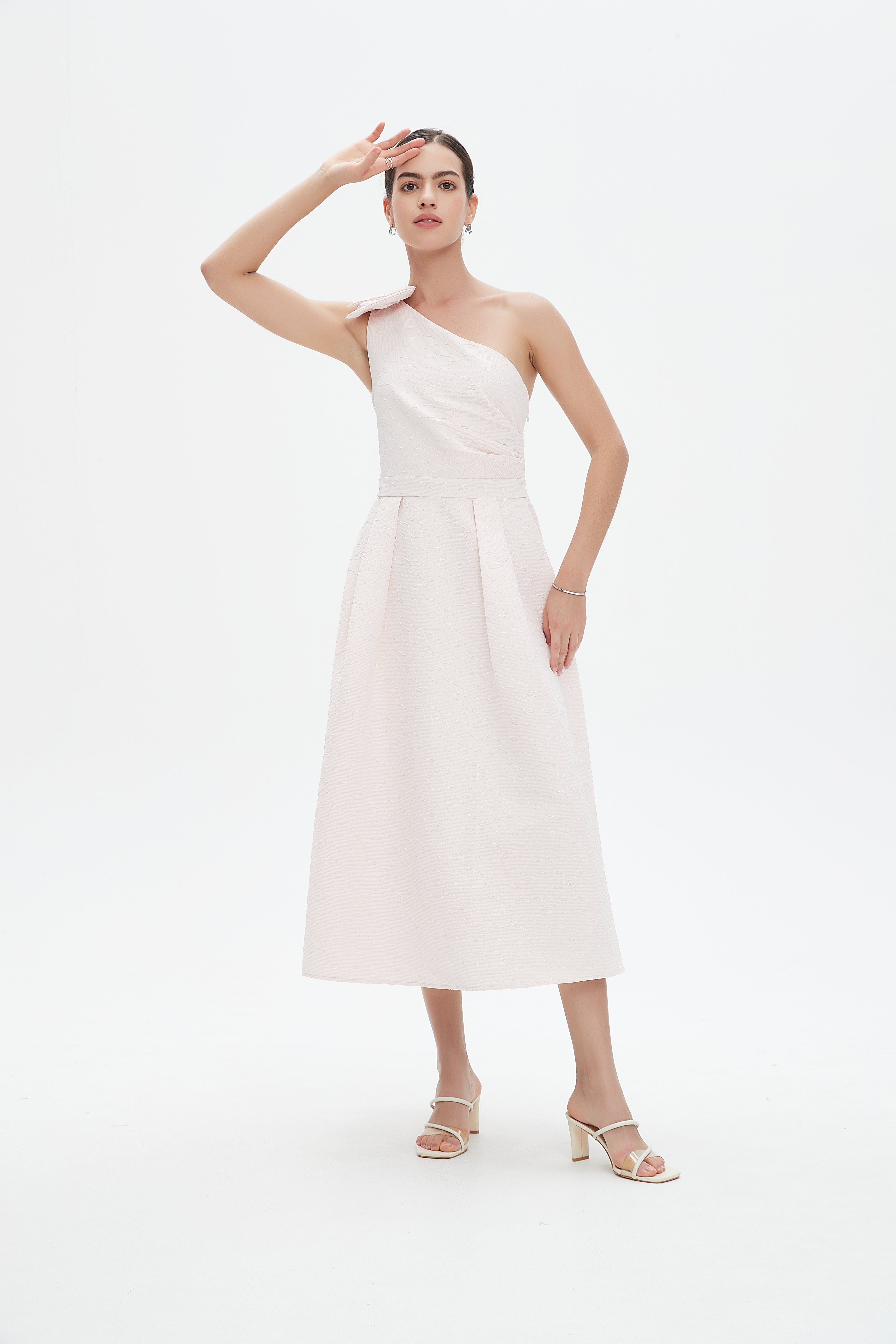 نتشي فستان ميدي بدون أكمام بتطريز رفيع