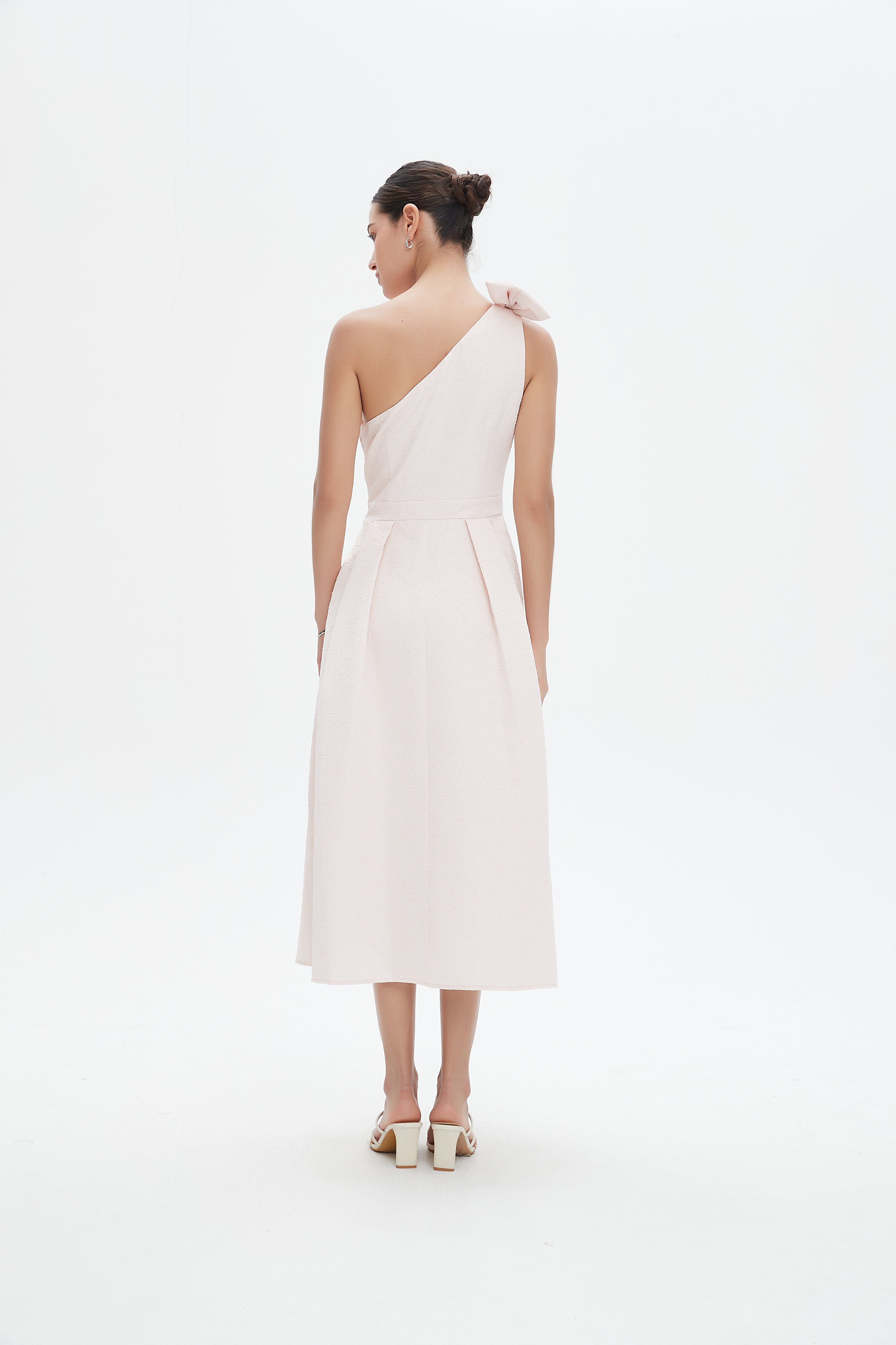 نتشي فستان ميدي بدون أكمام بتطريز رفيع