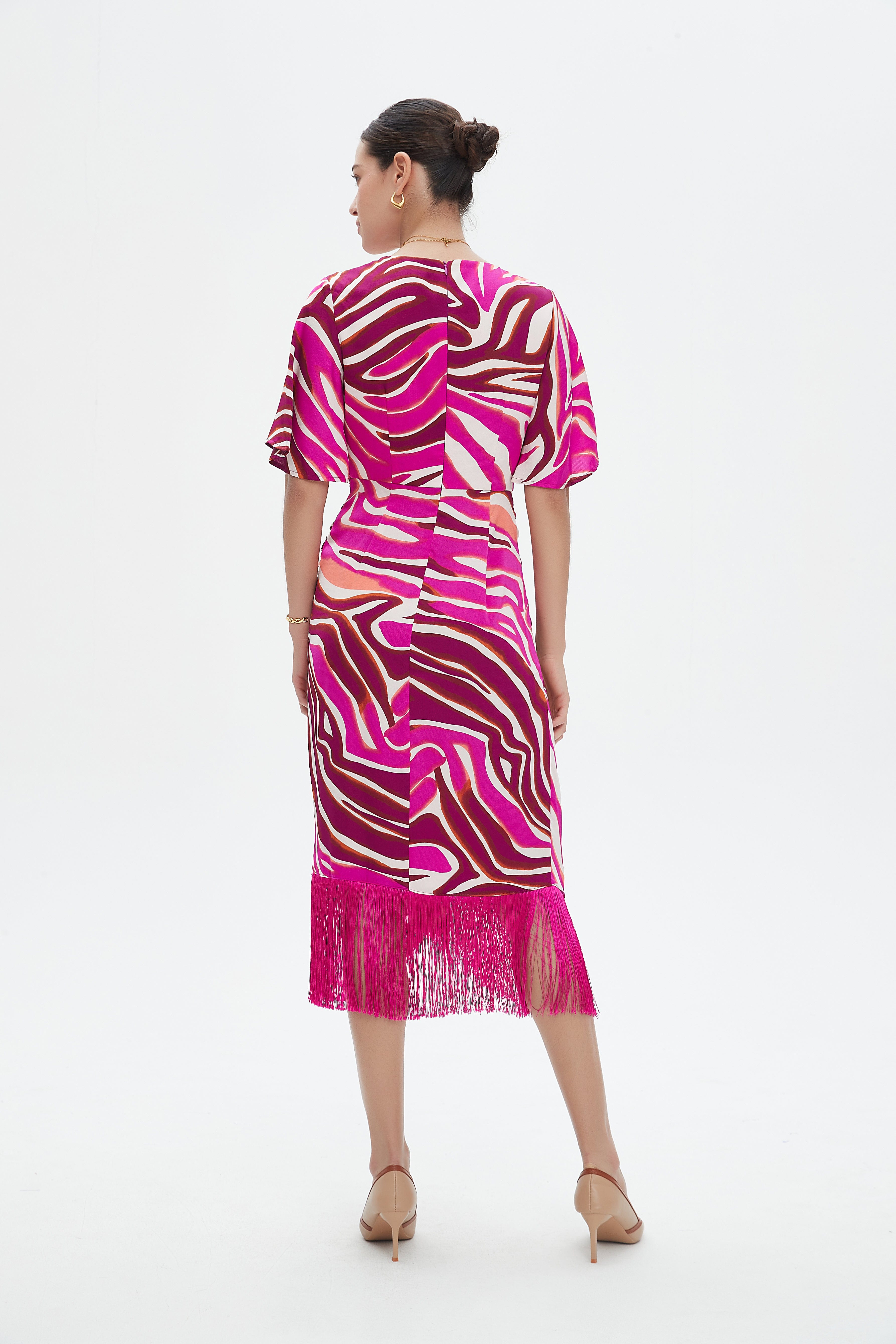 نتشي فستان ميدي بأكمام قصيرة بنمط تايجر بشراشيب