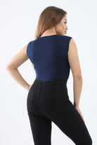 كارينا بلوزة كت بدون أكمام بياقة دائرية سادة