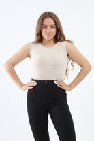 كارينا بلوزة كت بدون أكمام بياقة دائرية سادة