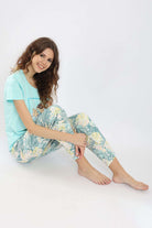 كارينا طقم بيجامة تيشيرت نص كم بطبعة وبنطلون مشجر أزرق أكوا