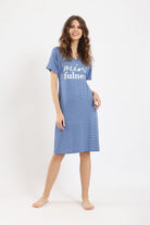 كارينا ثوب نوم نسائي مخطط بفتحة رقبة V أزرق غامق