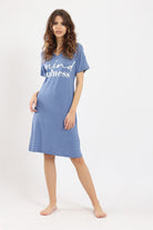 كارينا ثوب نوم نسائي مخطط بفتحة رقبة V أزرق غامق