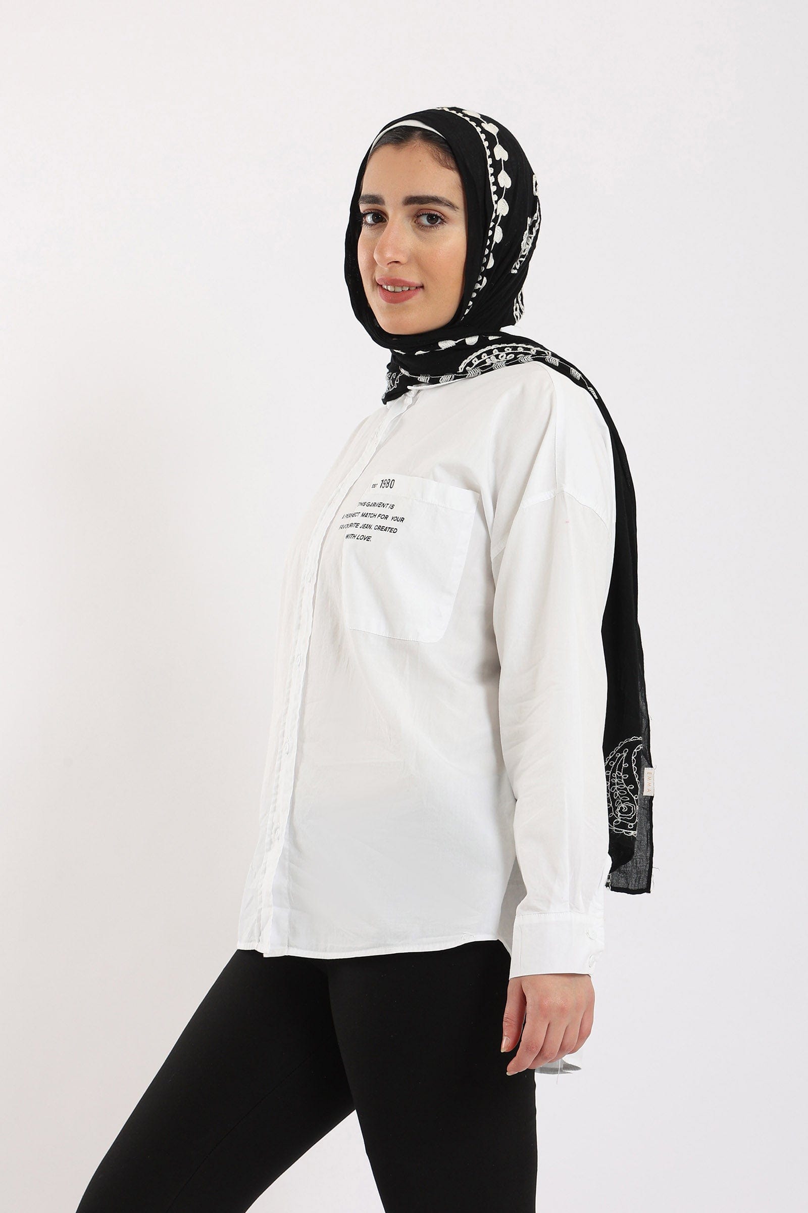 كارينا قميص سادة بأزرار أمامية بجيب مطبوع كم طويل