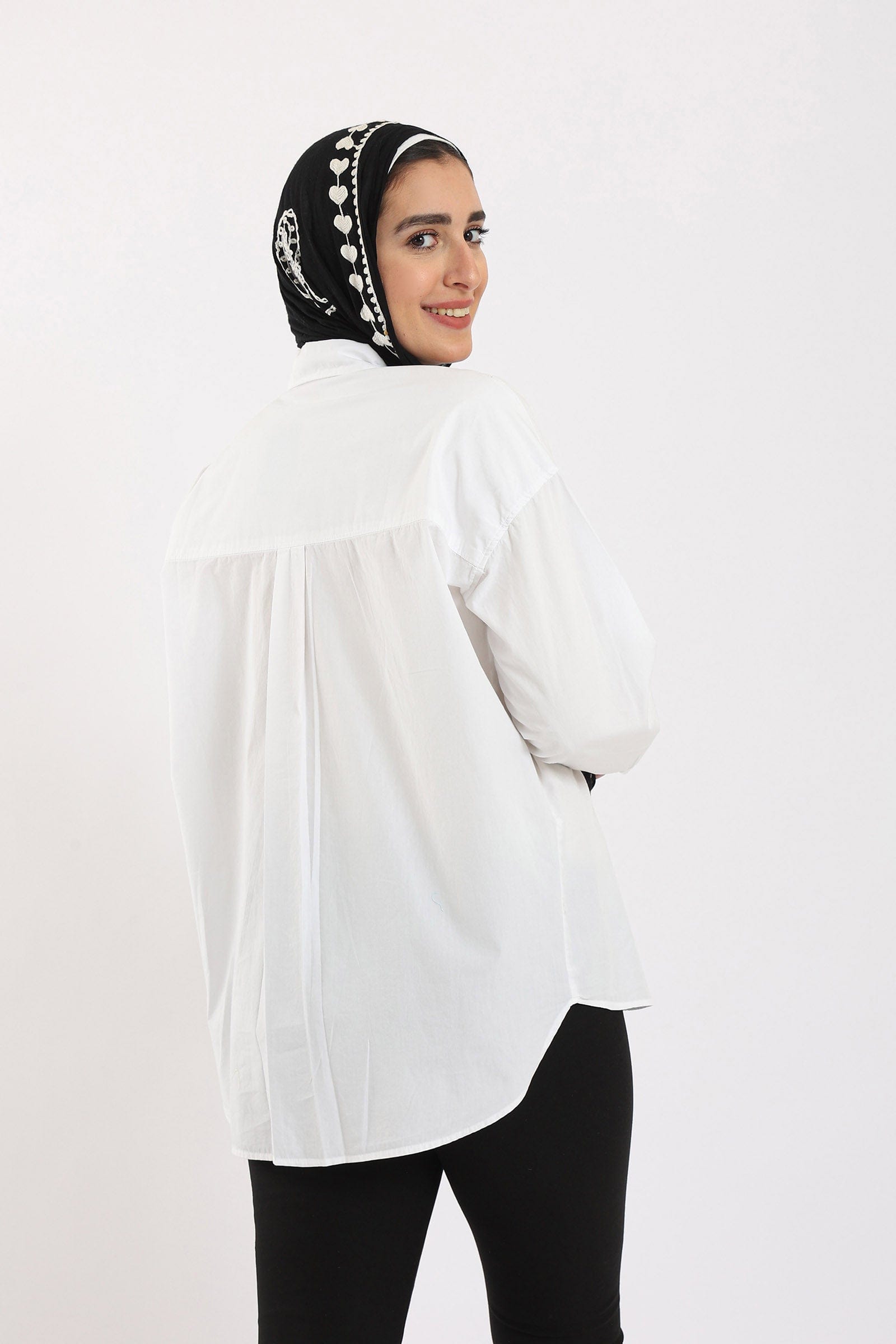 كارينا قميص سادة بأزرار أمامية بجيب مطبوع كم طويل