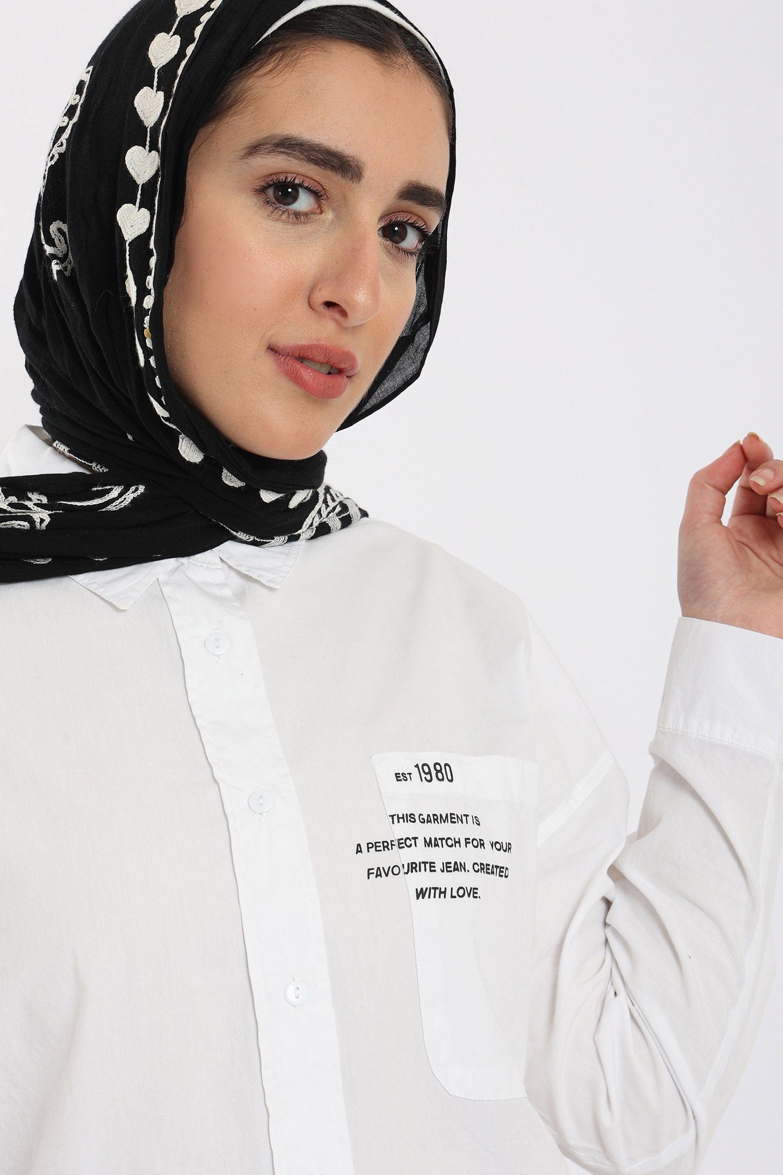 كارينا قميص سادة بأزرار أمامية بجيب مطبوع كم طويل