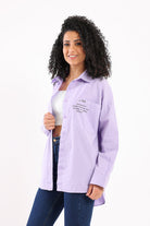 كارينا قميص سادة بأزرار أمامية بجيب مطبوع كم طويل