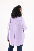 كارينا قميص سادة بأزرار أمامية بجيب مطبوع كم طويل