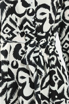 كارينا فستان بأكمام طويلة بنقشة أسود في أبيض أسود