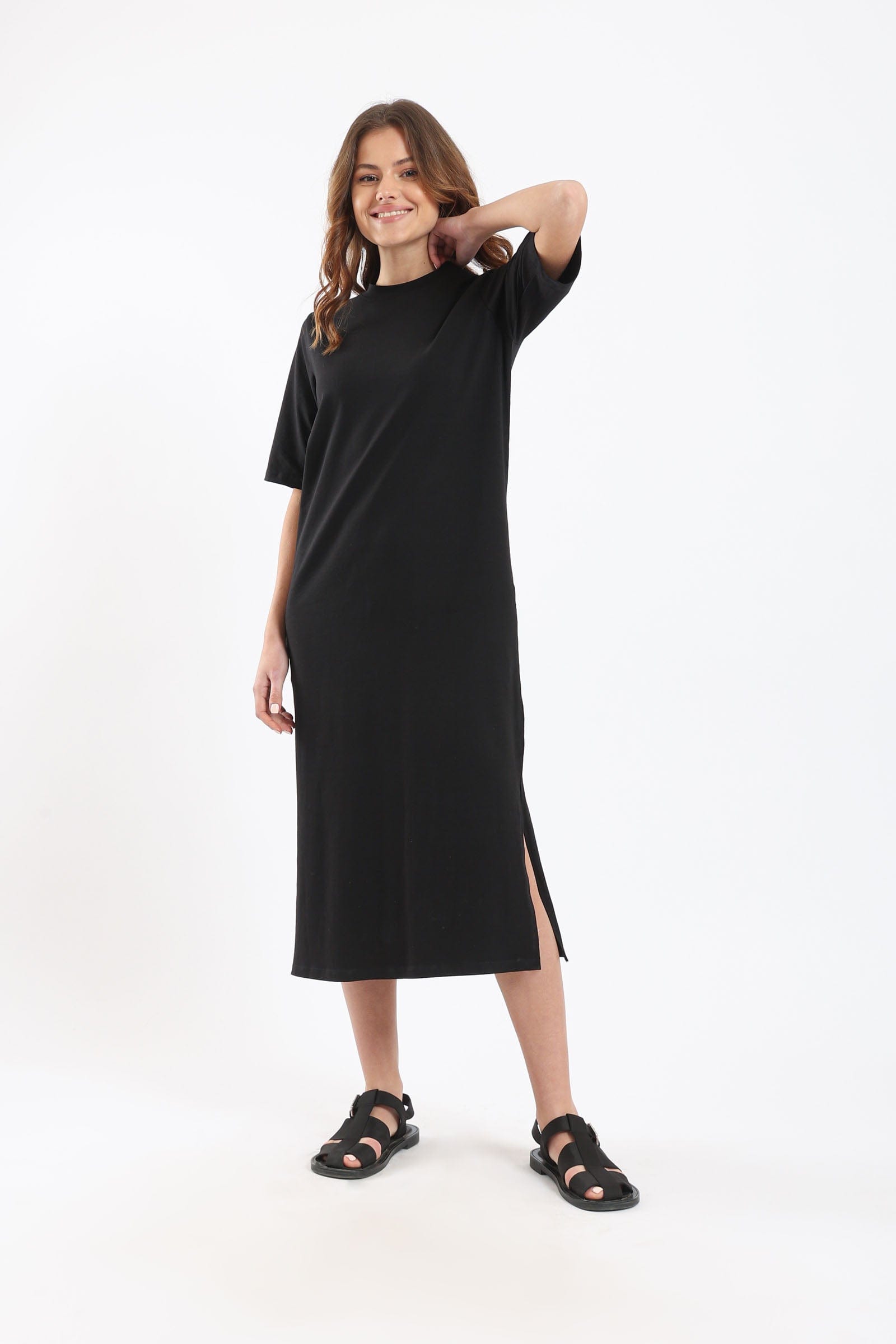 كارينا فستان ميدي سادة أوفر سايز بفتحة من أسفل نص كم