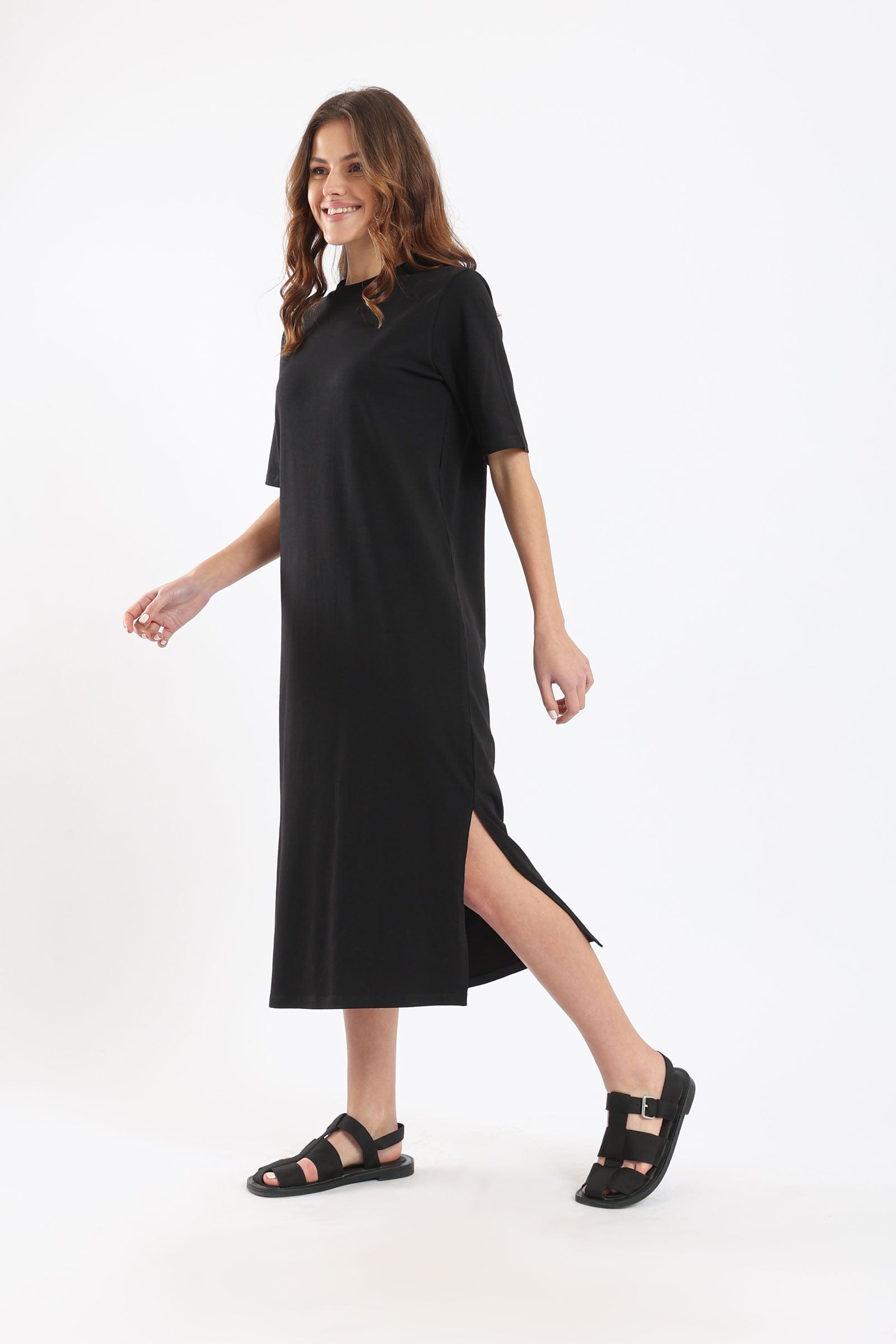 كارينا فستان ميدي سادة أوفر سايز بفتحة من أسفل نص كم