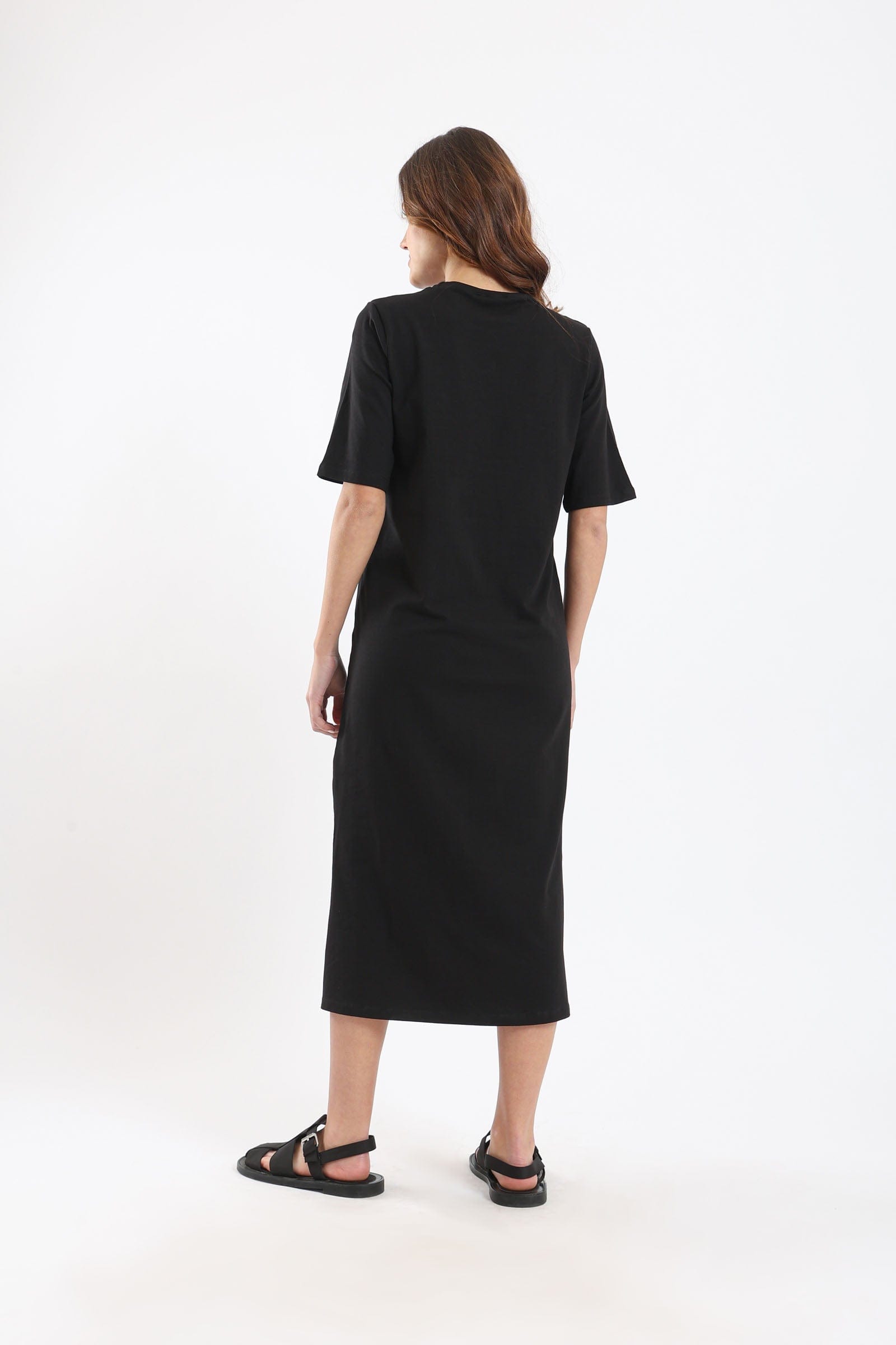 كارينا فستان ميدي سادة أوفر سايز بفتحة من أسفل نص كم