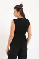 كارينا بلوزة مضلعة بفتحة رقبة على شكل V