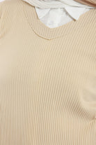 كارينا بلوزة مضلعة بفتحة رقبة على شكل V