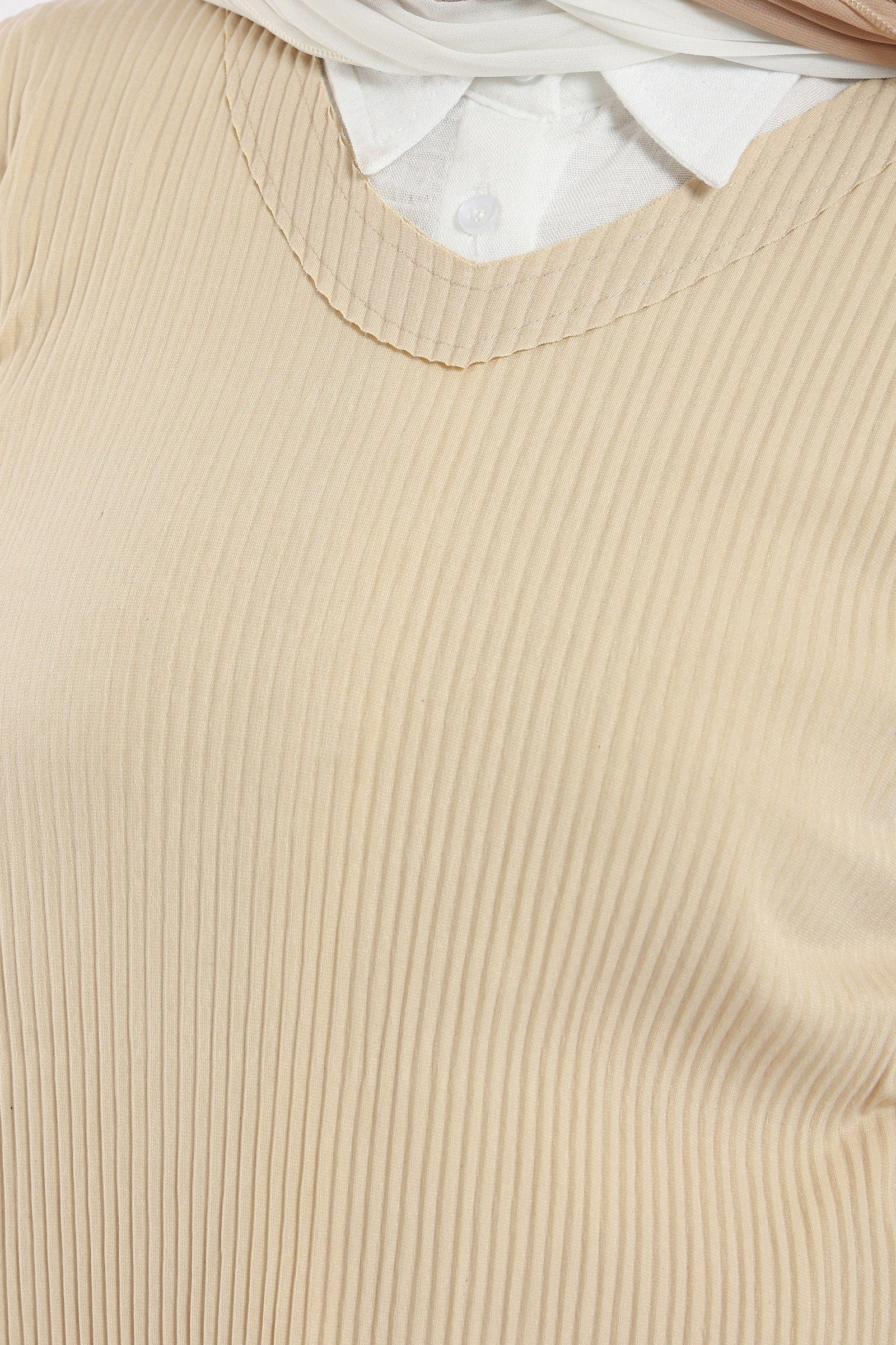 كارينا بلوزة مضلعة بفتحة رقبة على شكل V