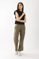 كارينا بلوزة سادة بأكتاف مضلعة