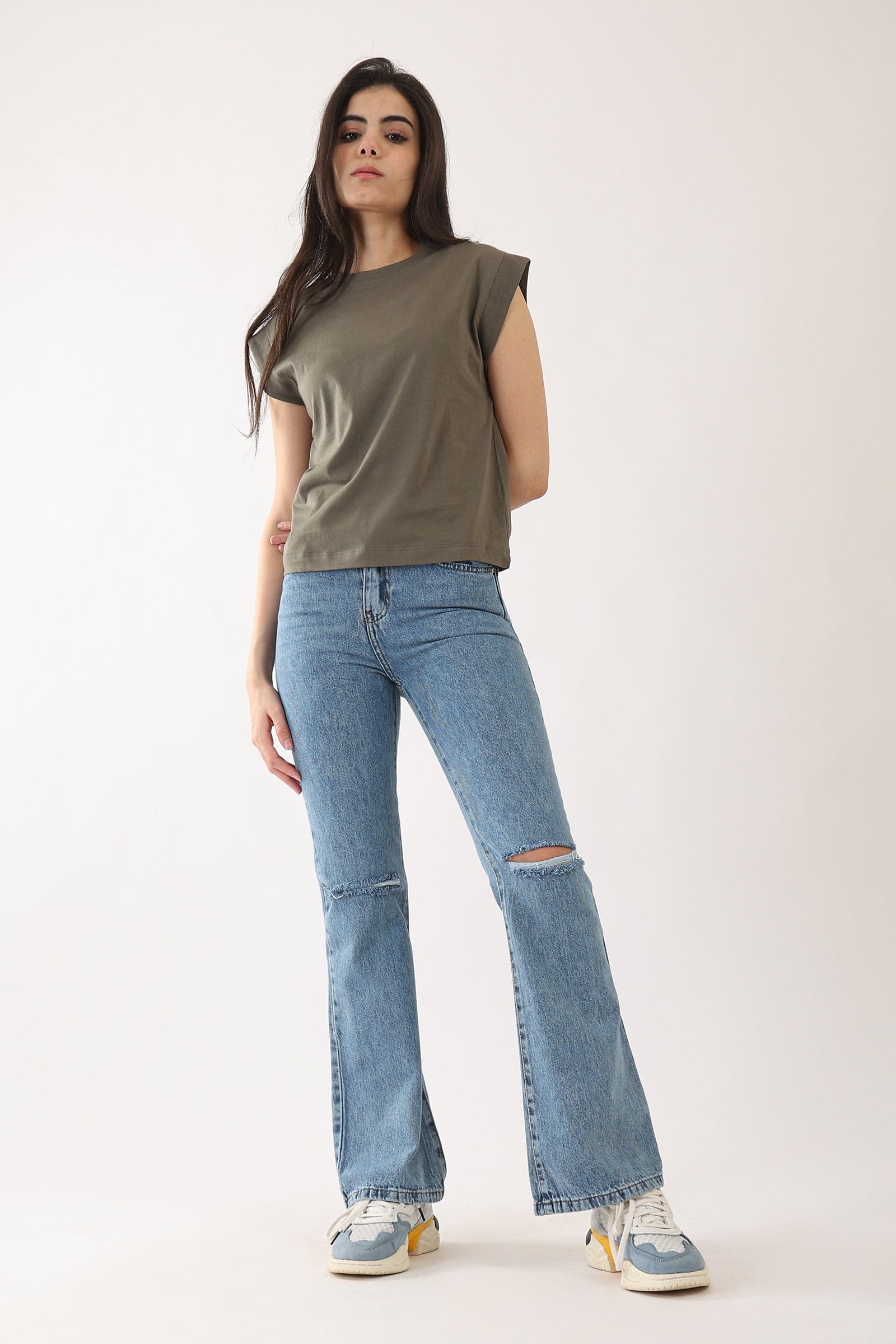 كارينا بلوزة سادة بأكتاف مضلعة