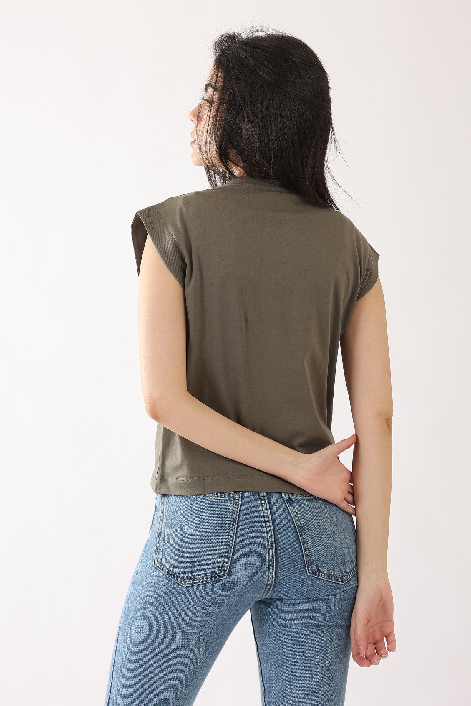 كارينا بلوزة سادة بأكتاف مضلعة