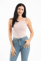 كارينا بلوزة مضلعة كت بياقة مستديرة بحمالات