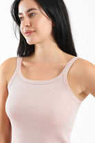 كارينا بلوزة مضلعة كت بياقة مستديرة بحمالات