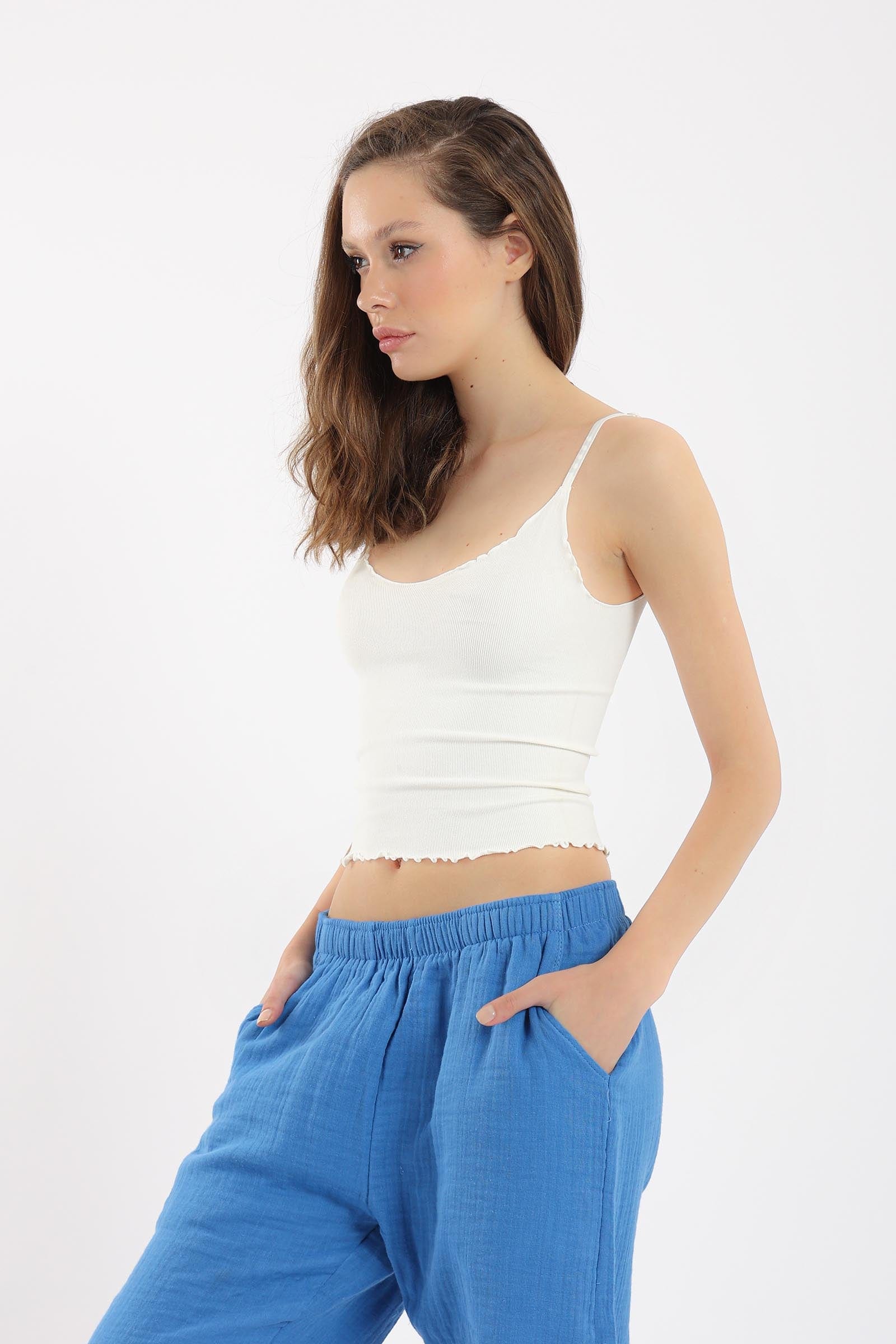 كارينا تانك توب مضلع برقبة دائرية حمالات