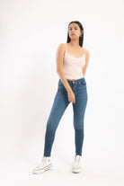 كارينا تانك توب مضلع برقبة دائرية حمالات