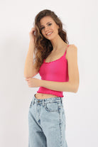 كارينا تانك توب مضلع برقبة دائرية حمالات