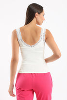 كارينا بلوزة بدون أكمام بفتحة رقبة على شكل V بدون أكمام