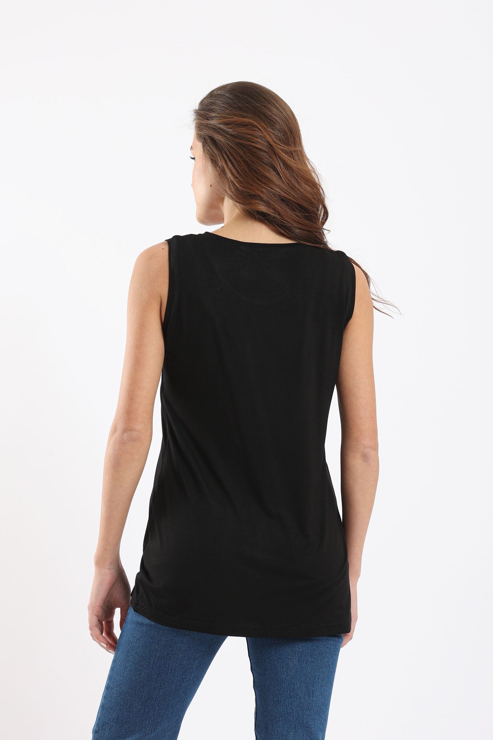 كارينا بلوزة سادة بيزك بياقة مستديرة بدون كم