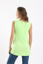 كارينا بلوزة سادة بيزك بياقة مستديرة بدون كم