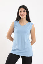 كارينا بلوزة سادة بيزك بياقة مستديرة بدون كم