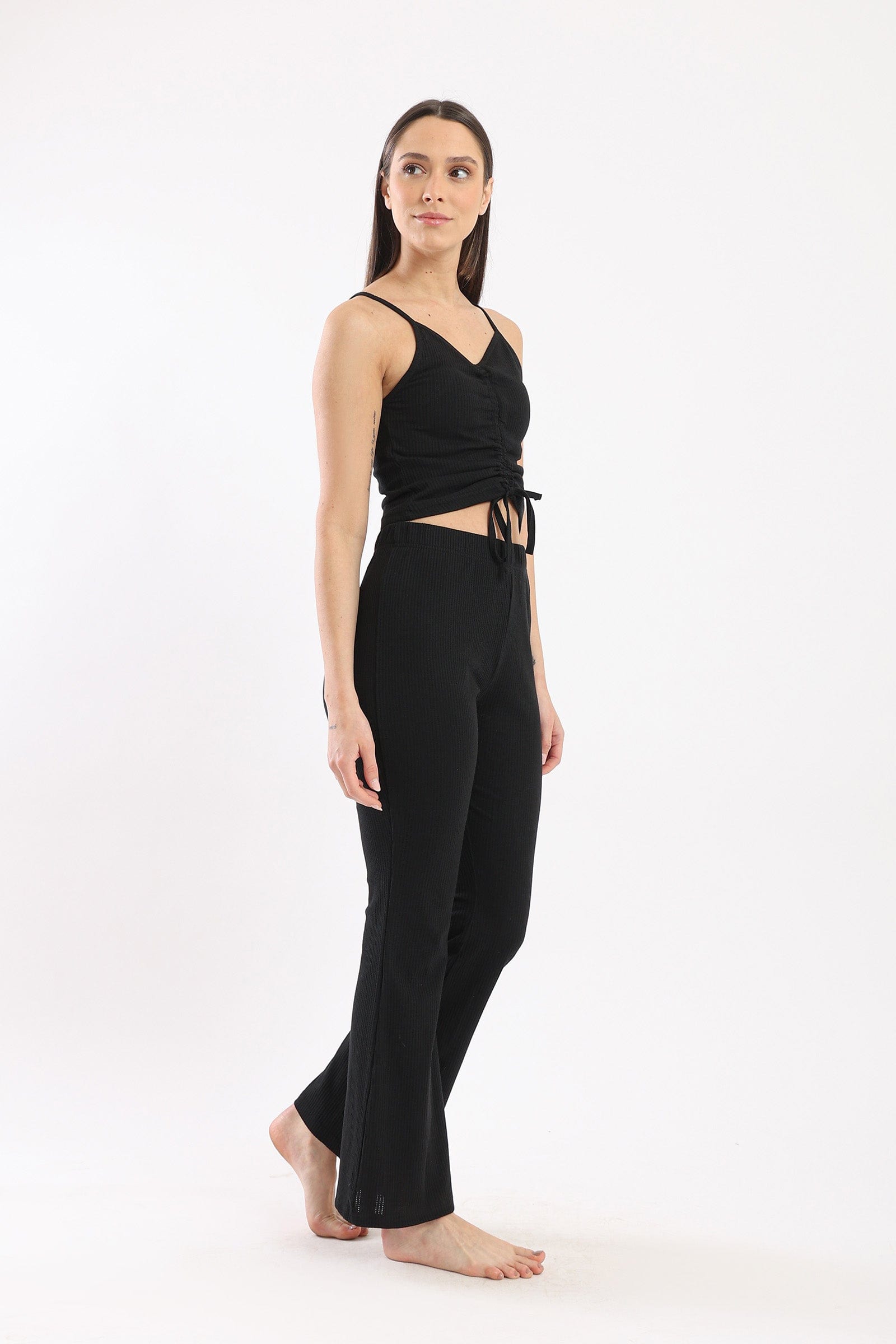 كارينا طقم بيجامة بلوزة حمالات مشدودة من الصدر وبنطلون