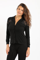 كارينا طقم بيجامة قميص بياقة مدببة بأزرار أمامية وبنطلون