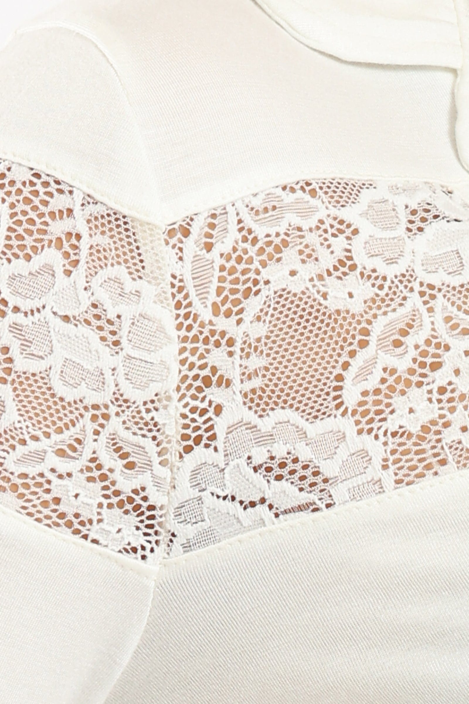 كارينا طقم بيجامة قميص بياقة مدببة بأزرار أمامية وبنطلون