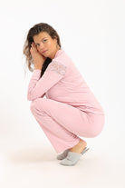 كارينا طقم بيجامة قميص بياقة مدببة بأزرار أمامية وبنطلون