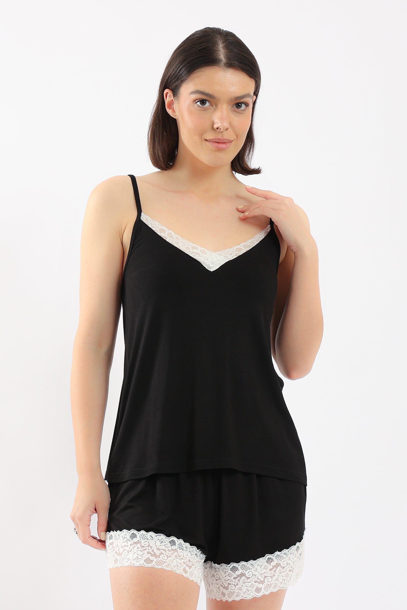 كارينا طقم بيجامة بلوزة وشورت بحافة دانتيل