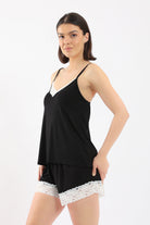 كارينا طقم بيجامة بلوزة وشورت بحافة دانتيل