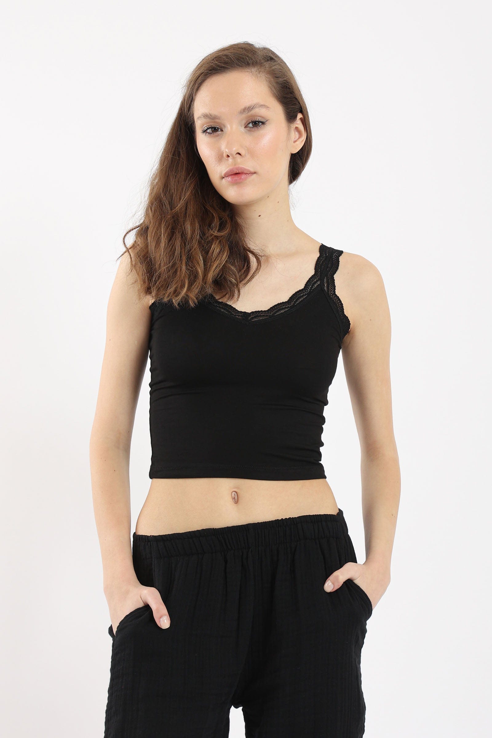 كارينا كروب توب مزين بالدانتيل حمالات