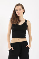 كارينا كروب توب مزين بالدانتيل حمالات