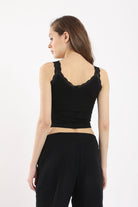 كارينا كروب توب مزين بالدانتيل حمالات