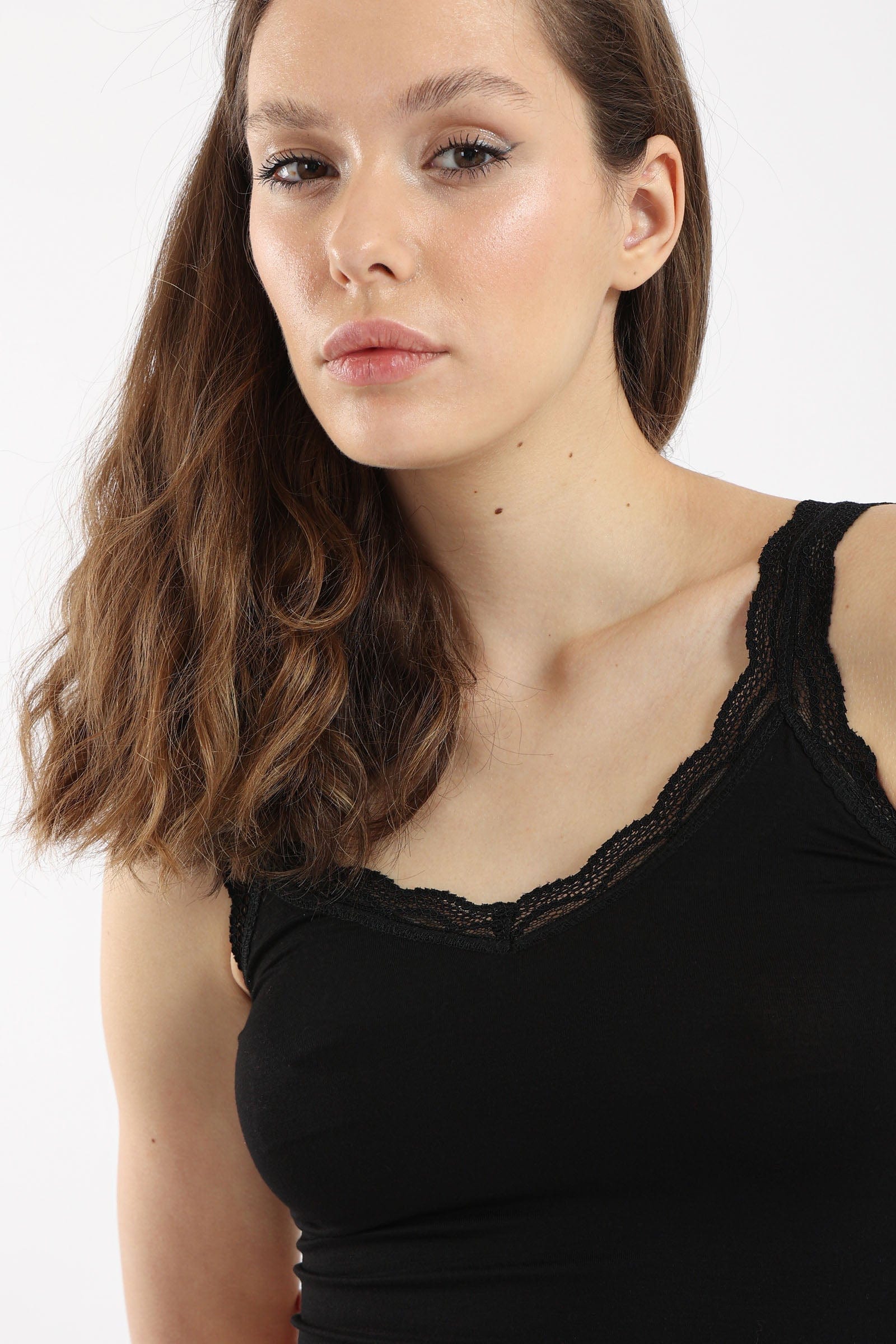 كارينا كروب توب مزين بالدانتيل حمالات