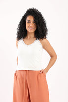 كارينا كروب توب مزين بالدانتيل حمالات